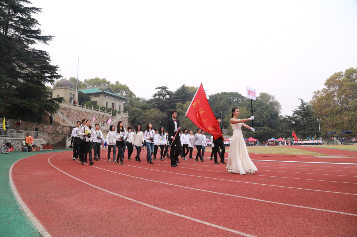 风雨无阻的团队热情——记太阳成集团tyc234cc2014年田径运动会
