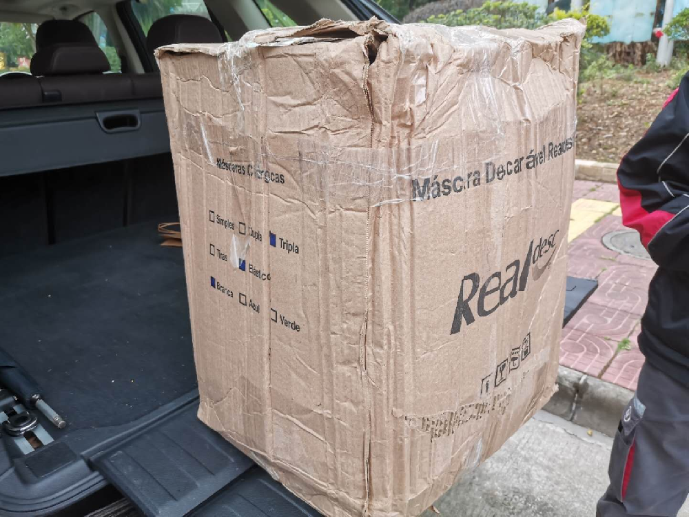 太阳成集团tyc234cc澳门籍大二女生向公司赠送5000只外科医用口罩