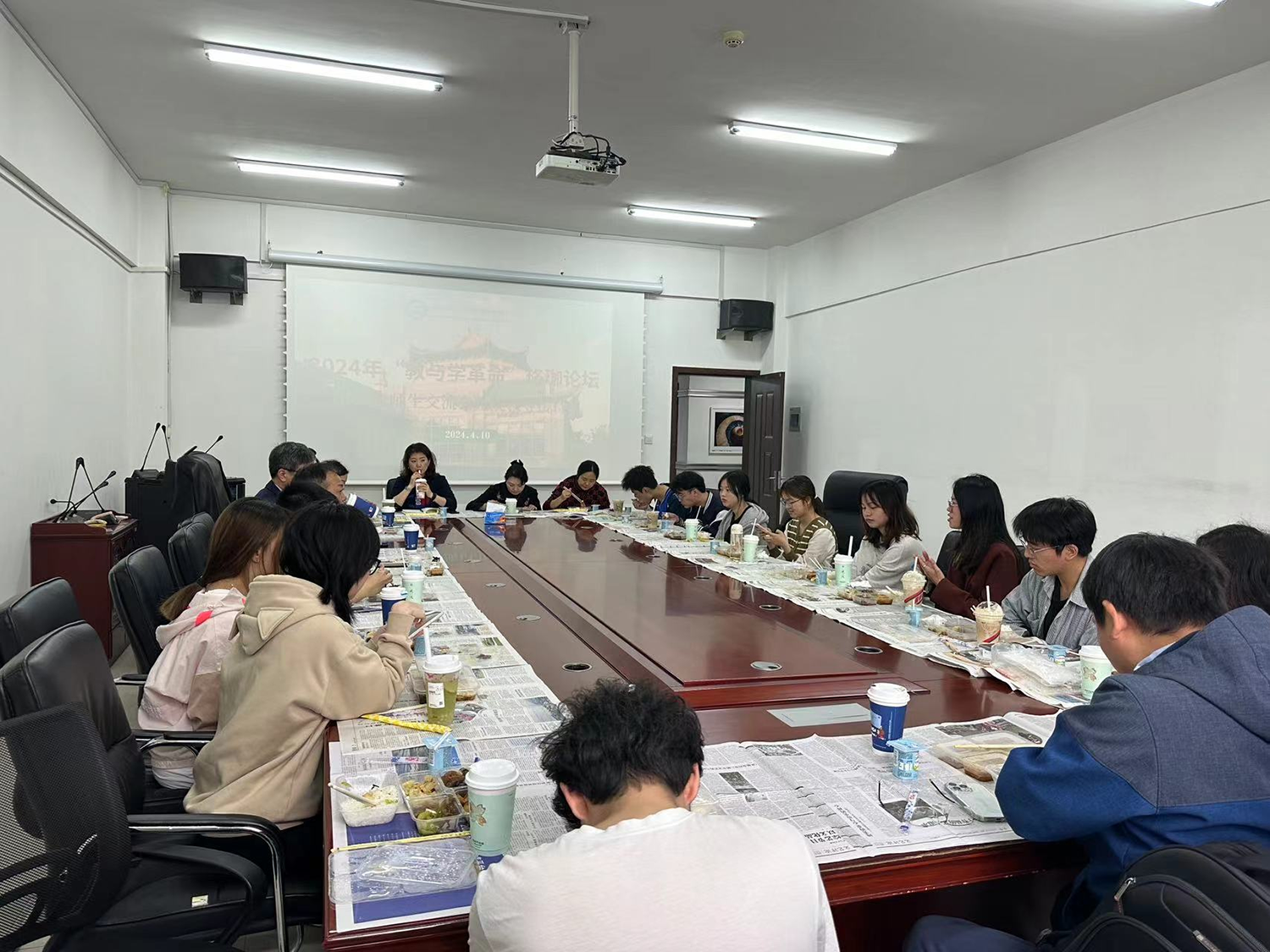 太阳成集团tyc234cc召开2022级师生交流会暨院领导接待日