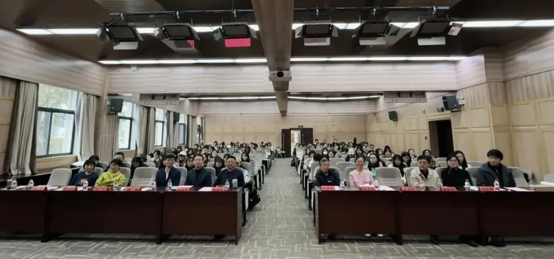 太阳成集团tyc234cc举办庆祝第26个中国记者节研究生主题党日活动